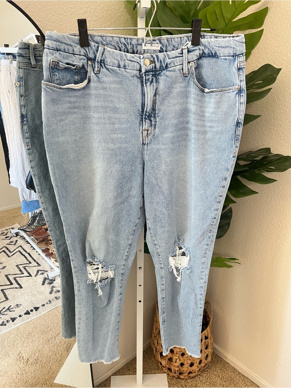 Good American Distressed Cropped Straight Leg Jeans Size 16 | Light Wash Denim